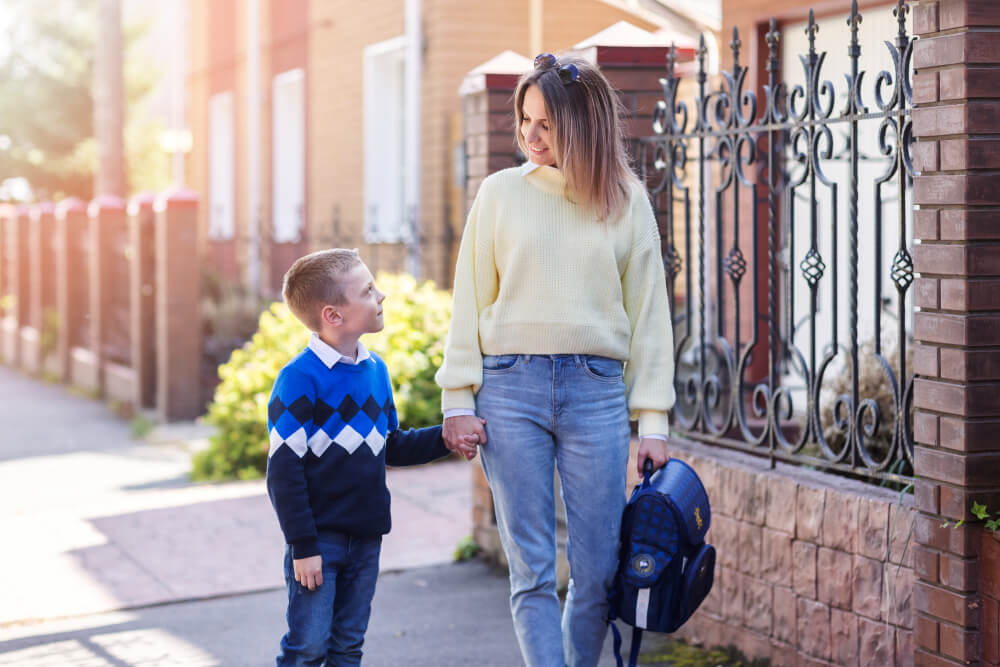 ¿Puede la nueva pareja de mi ex recoger a mis hijos del colegio?